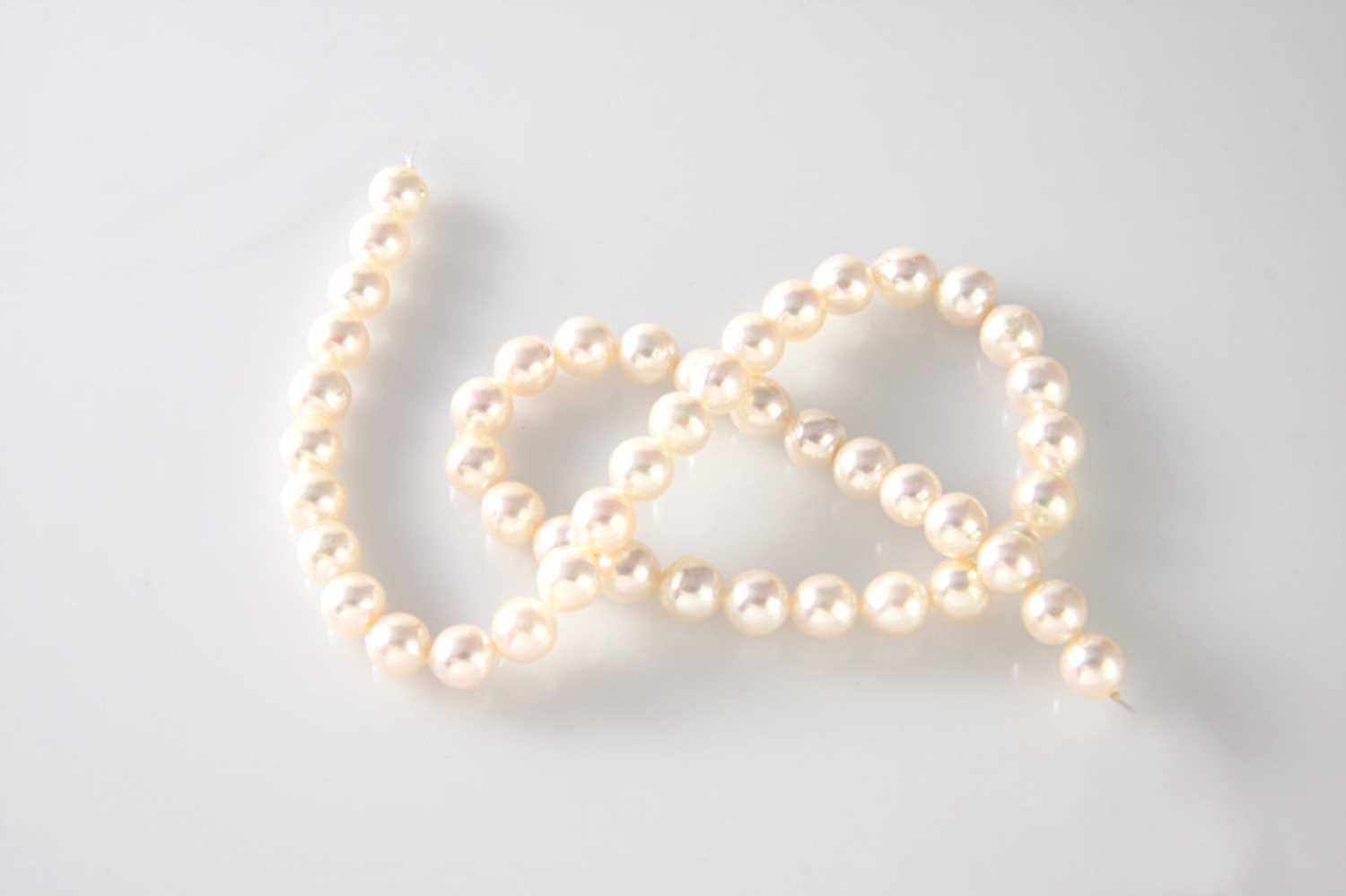 Lot 11 - Single strand unknotted cultured pearl necklace
