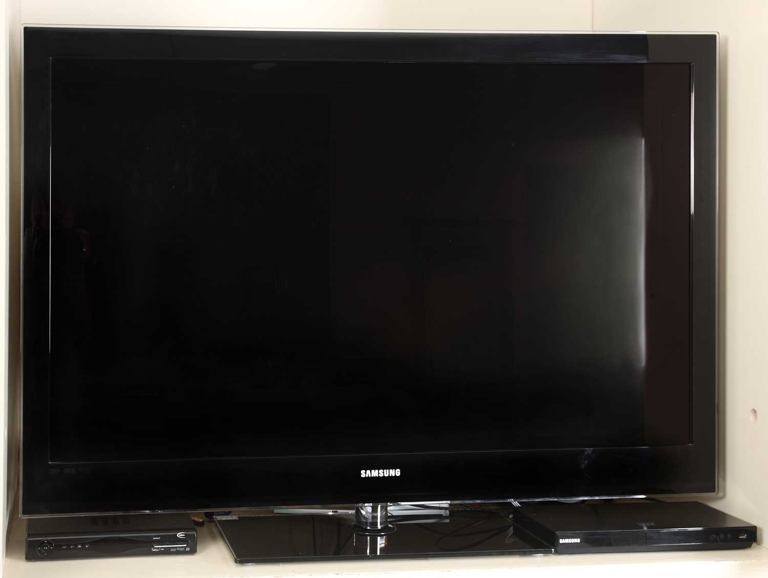 Lot 165 - 52" Samsung Full HD LCD TV with DSTV Decoder & Samsung Blu-Ray/DVD Player Set