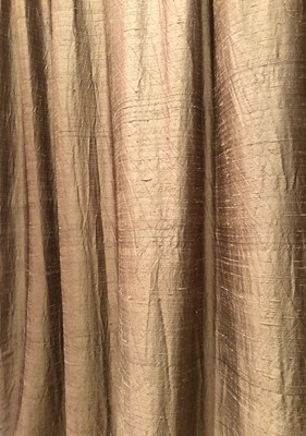 Lot 179 - A pair of gold raw silk blinds