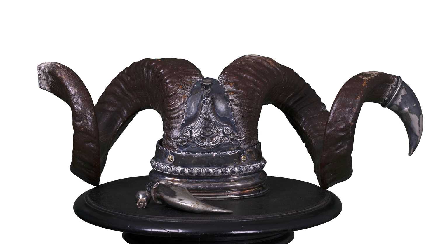 Lot 28 - A Bull Horn with Silver Centre Snuff Box, 20th Century