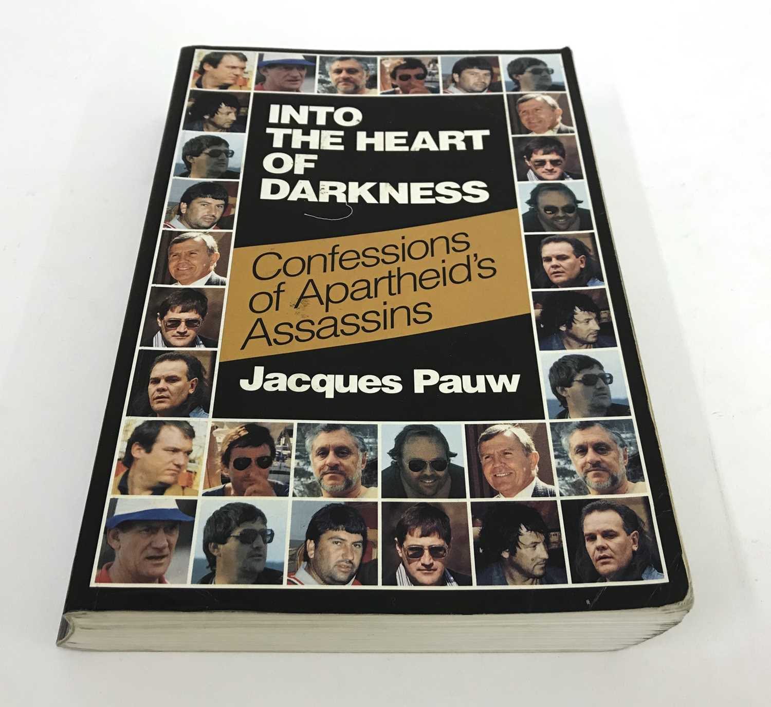 Lot 667 - ,Pauw, J. Into the Heart of Darkness: Confessions of Apartheid's Assassins